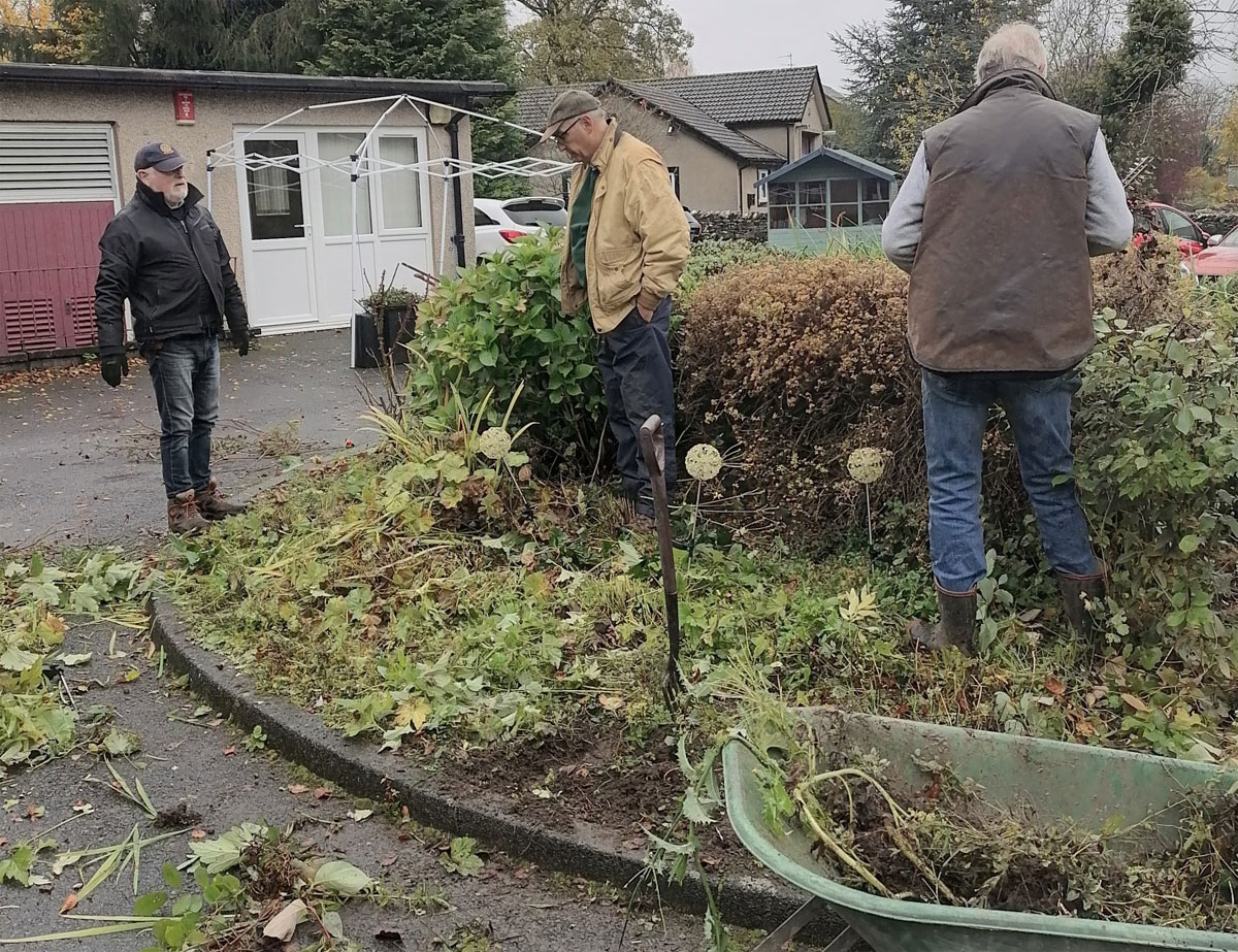 uerc members tidy gardens at christian head care home