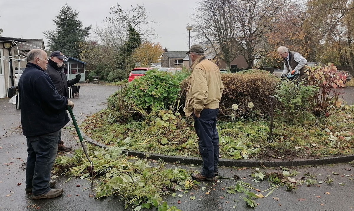uerc members tidy gardens at christian head care home